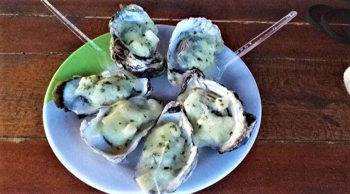 Ostras gratinadas, no Portal das Ostras em Boipeba, Bahia