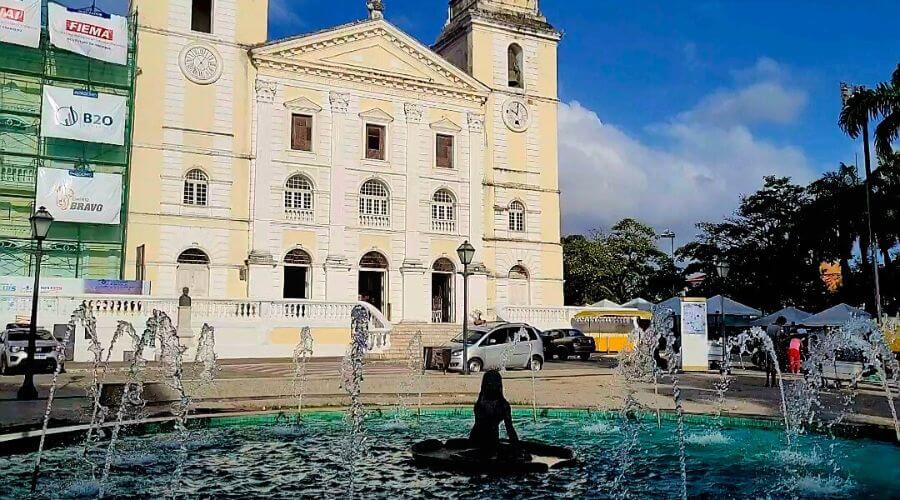 Fonte com a escultura da Mãe D'Água e Igreja da Sé na Praça Pedro II em São Luís do Maranhão