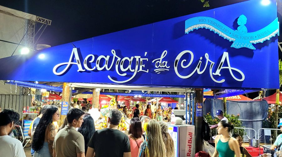 Fachada do Acarajé da Cira, tradicional ponto gastronômico do Rio Vermelho, em Salvador.