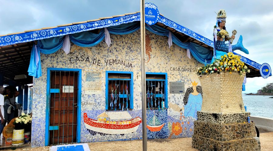 Fachada da Casa de Iemanjá, um dos símbolos do bairro Rio Vermelho, em Salvador.