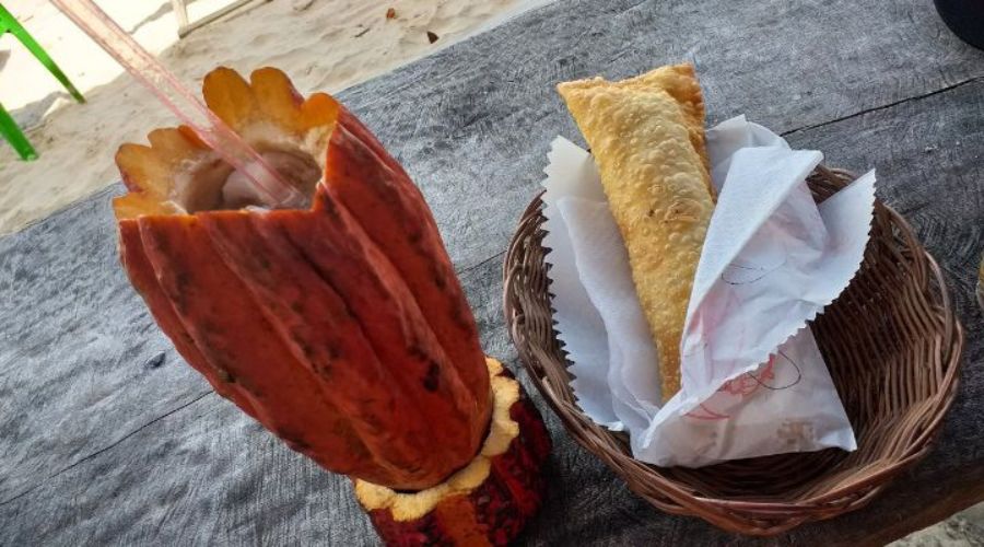 Drink de cacau com biribiri e pastel de lagosta na Praia Ponta dos Castelhanos, Bahia