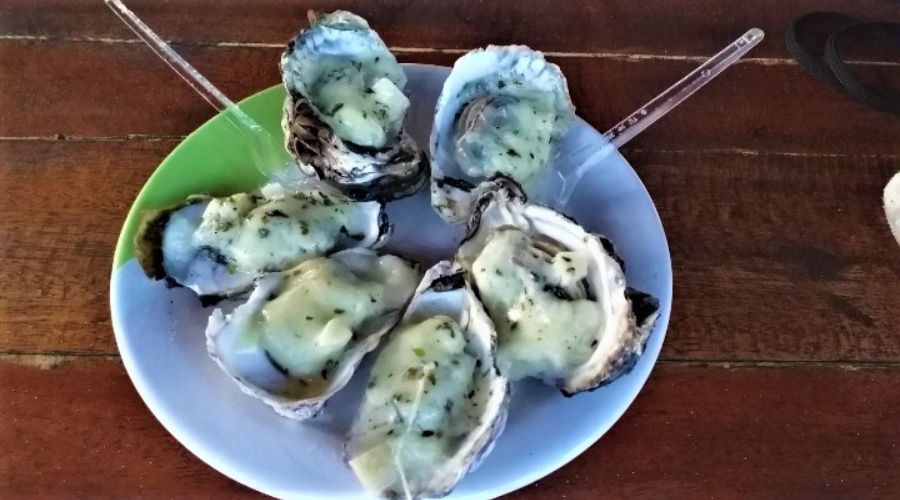 Ostras gratinadas, no Portal das Ostras na Ilha de Boipeba, Bahia
